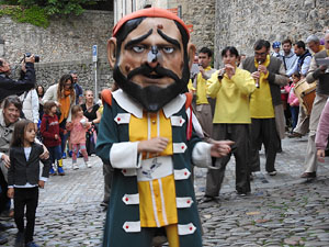 Fires de Sant Narcís 2024. Passejada amb els capgrossos pels carrers del Barri Vell