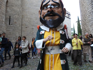 Fires de Sant Narcís 2024. Passejada amb els capgrossos pels carrers del Barri Vell