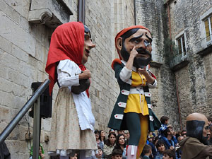 Fires de Sant Narcís 2024. Passejada amb els capgrossos pels carrers del Barri Vell