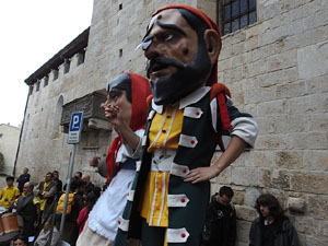 Fires de Sant Narcís 2024. Passejada amb els capgrossos pels carrers del Barri Vell