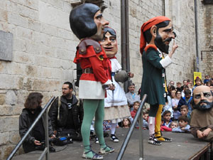 Fires de Sant Narcís 2024. Passejada amb els capgrossos pels carrers del Barri Vell