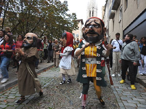 Fires de Sant Narcís 2024. Passejada amb els capgrossos pels carrers del Barri Vell