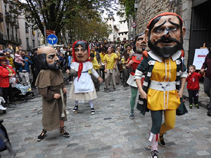 Fires de Sant Narcís 2024. Passejada amb els capgrossos pels carrers del Barri Vell