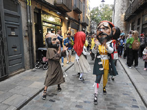 Fires de Sant Narcís 2024. Passejada amb els capgrossos pels carrers del Barri Vell