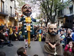 Fires de Sant Narcís 2024. Passejada amb els capgrossos pels carrers del Barri Vell