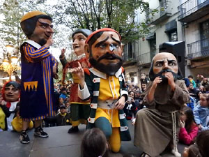 Fires de Sant Narcís 2024. Passejada amb els capgrossos pels carrers del Barri Vell