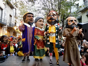 Fires de Sant Narcís 2024. Passejada amb els capgrossos pels carrers del Barri Vell