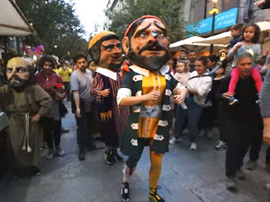 Fires de Sant Narcís 2024. Passejada amb els capgrossos pels carrers del Barri Vell