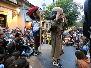Fires de Sant Narcís 2024. Passejada amb els capgrossos pels carrers del Barri Vell