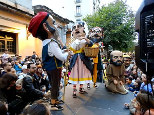 Fires de Sant Narcís 2024. Passejada amb els capgrossos pels carrers del Barri Vell