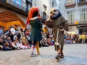 Fires de Sant Narcís 2024. Passejada amb els capgrossos pels carrers del Barri Vell