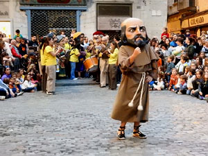 Fires de Sant Narcís 2024. Passejada amb els capgrossos pels carrers del Barri Vell