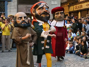 Fires de Sant Narcís 2024. Passejada amb els capgrossos pels carrers del Barri Vell