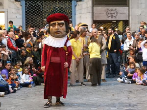Fires de Sant Narcís 2024. Passejada amb els capgrossos pels carrers del Barri Vell
