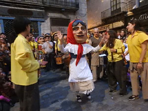 Fires de Sant Narcís 2024. Passejada amb els capgrossos pels carrers del Barri Vell