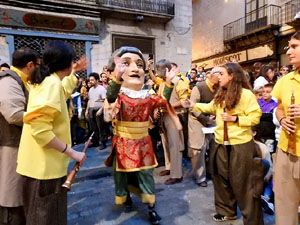 Fires de Sant Narcís 2024. Passejada amb els capgrossos pels carrers del Barri Vell