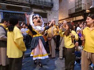 Fires de Sant Narcís 2024. Passejada amb els capgrossos pels carrers del Barri Vell