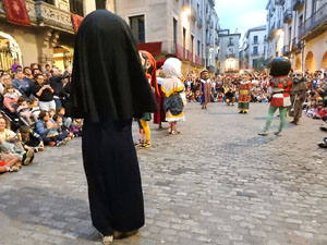 Fires de Sant Narcís 2024. Passejada amb els capgrossos pels carrers del Barri Vell