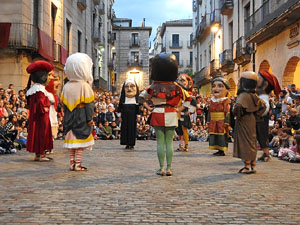 Fires de Sant Narcís 2024. Passejada amb els capgrossos pels carrers del Barri Vell