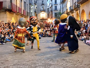 Fires de Sant Narcís 2024. Passejada amb els capgrossos pels carrers del Barri Vell