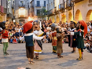 Fires de Sant Narcís 2024. Passejada amb els capgrossos pels carrers del Barri Vell