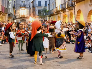 Fires de Sant Narcís 2024. Passejada amb els capgrossos pels carrers del Barri Vell