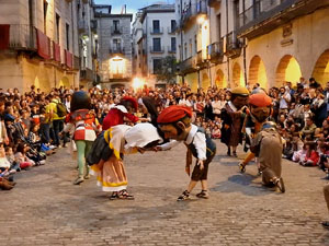Fires de Sant Narcís 2024. Passejada amb els capgrossos pels carrers del Barri Vell