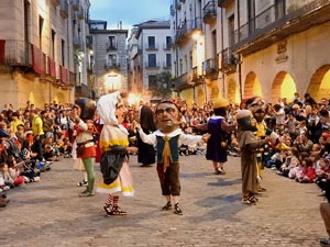 Fires de Sant Narcís 2024. Passejada amb els capgrossos pels carrers del Barri Vell