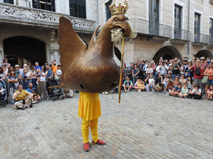 Arribada a la plaça del Vi i ball de l'Àliga de la Ciutat