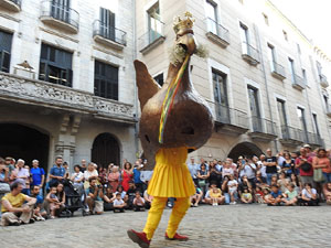 Arribada a la plaça del Vi i ball de l'Àliga de la Ciutat