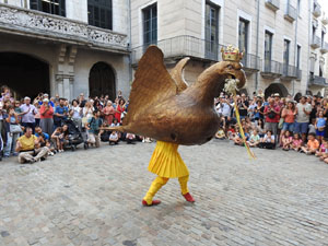 Arribada a la plaça del Vi i ball de l'Àliga de la Ciutat