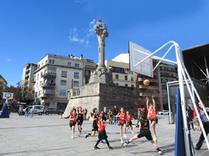 XII Jornada de l'Esport Femen&iacute; 2024 a la pla&ccedil;a Salvador Espriu i la de Francesc Calvet i Rubalcaba