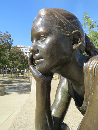 L'escultura a la plaça de l'U d'octubre de 2017