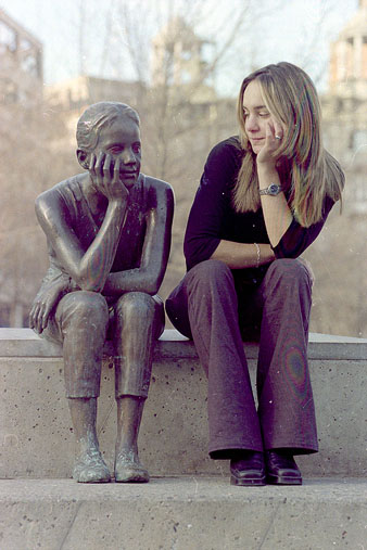 Maria del Mar Cabeza amb l'escultura inspirada en ella. 2001