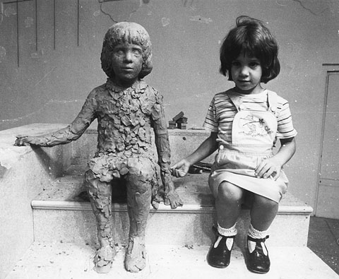 Maria del Mar Cabeza i el primer model en plastilina. 1983