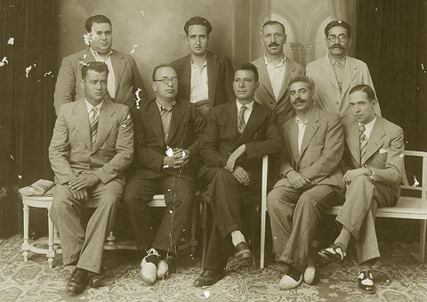 Retrat de grup dels membres de la Federació de Flaquers de les Terres Gironines. A dalt, Taularia, Llonch, Centenys. A baix: Teixidor, Arilas i Joan Dalmau Pla, amb fleca al carrer Hortes. 1930