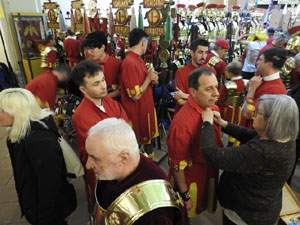 Setmana Santa 2024 a Girona. Sortida dels Manaies per lliurar el Pen&oacute;