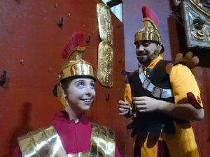 Setmana Santa 2024 a Girona. Sortida dels Manaies per lliurar el Pen&oacute;