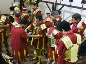 Setmana Santa 2024 a Girona. Sortida dels Manaies per lliurar el Pen&oacute;