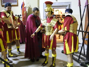 Setmana Santa 2024 a Girona. Sortida dels Manaies per lliurar el Pen&oacute;