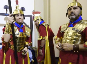 Setmana Santa 2024 a Girona. Sortida dels Manaies per lliurar el Pen&oacute;