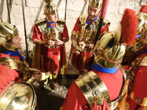 Setmana Santa 2024 a Girona. Sortida dels Manaies per lliurar el Pen&oacute;