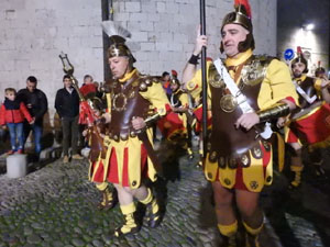 Setmana Santa 2024 a Girona. Sortida dels Manaies per lliurar el Pen&oacute;