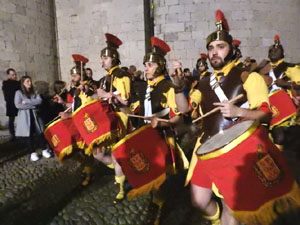 Setmana Santa 2024 a Girona. Sortida dels Manaies per lliurar el Pen&oacute;