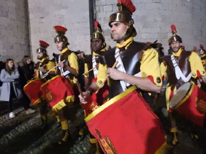 Setmana Santa 2024 a Girona. Sortida dels Manaies per lliurar el Pen&oacute;