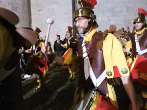 Setmana Santa 2024 a Girona. Sortida dels Manaies per lliurar el Pen&oacute;