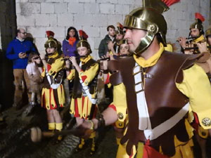 Setmana Santa 2024 a Girona. Sortida dels Manaies per lliurar el Pen&oacute;