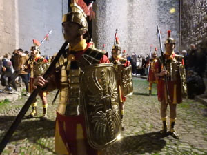 Setmana Santa 2024 a Girona. Sortida dels Manaies per lliurar el Pen&oacute;