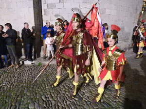 Setmana Santa 2024 a Girona. Sortida dels Manaies per lliurar el Pen&oacute;