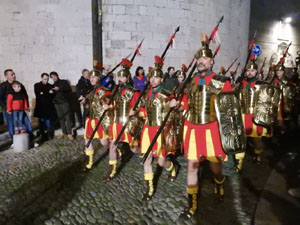 Setmana Santa 2024 a Girona. Sortida dels Manaies per lliurar el Pen&oacute;